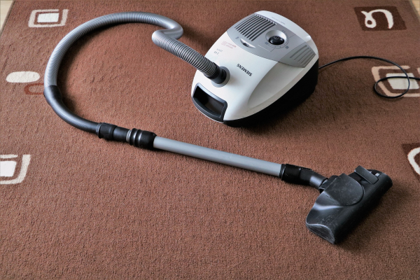 15 astuces pour nettoyer un tapis sale sans l'abîmer - M6